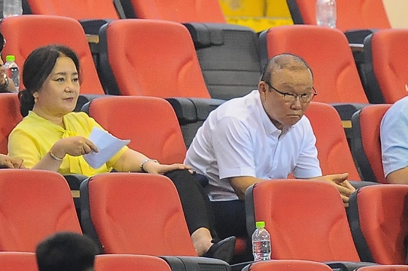 Ong Park Hang-seo den xem tuyen Viet Nam dau Philippines hinh anh