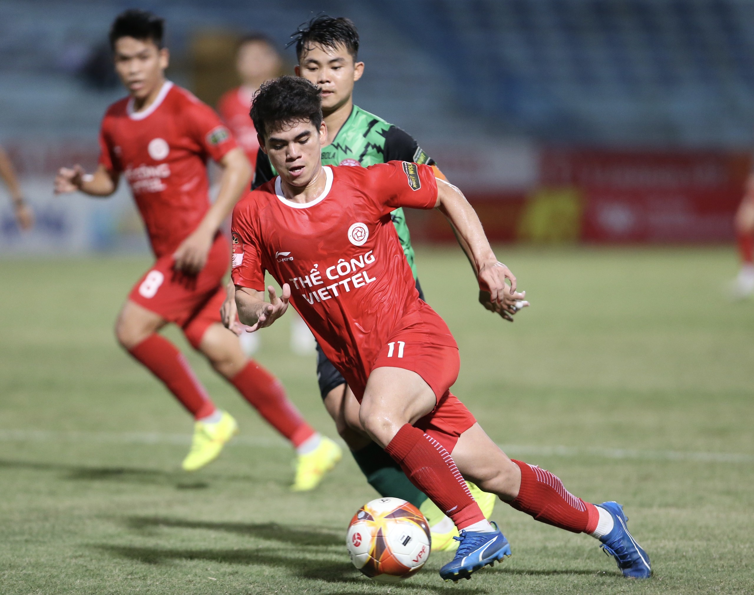 Kich tinh 2 tran ban ket Cup Quoc gia Casper 2023/24 tren FPT Play hinh anh