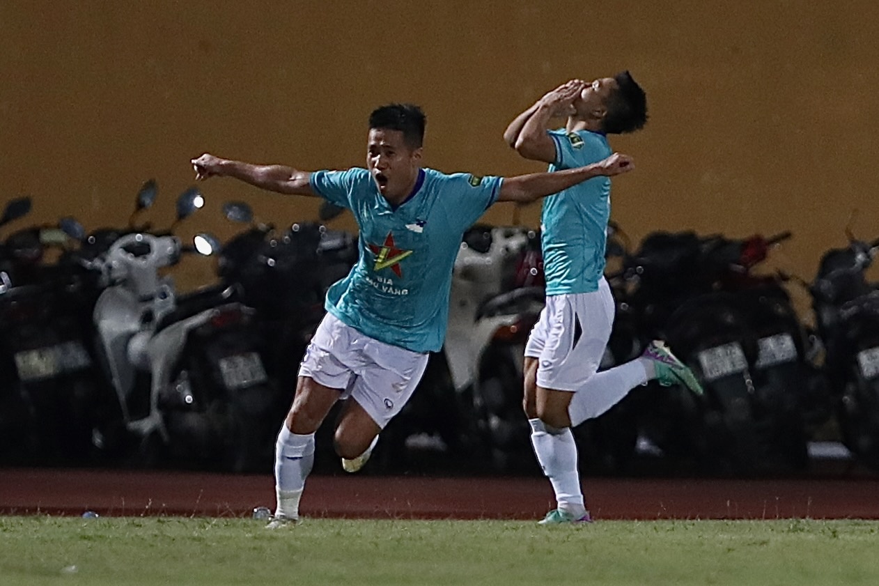 CLB Ha Tinh tru hang V.League hinh anh