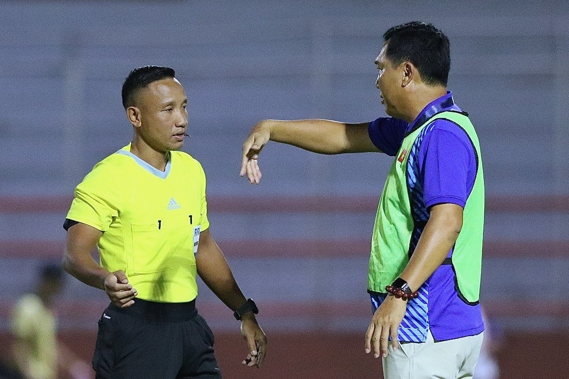 Trong tai gay tranh cai trong tran hoa cua U19 Viet Nam hinh anh
