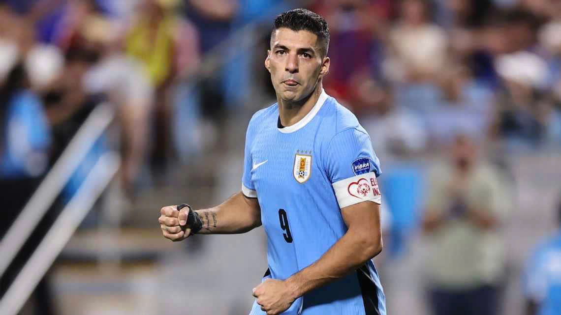 Suarez tu gia su nghiep thi dau quoc te hinh anh