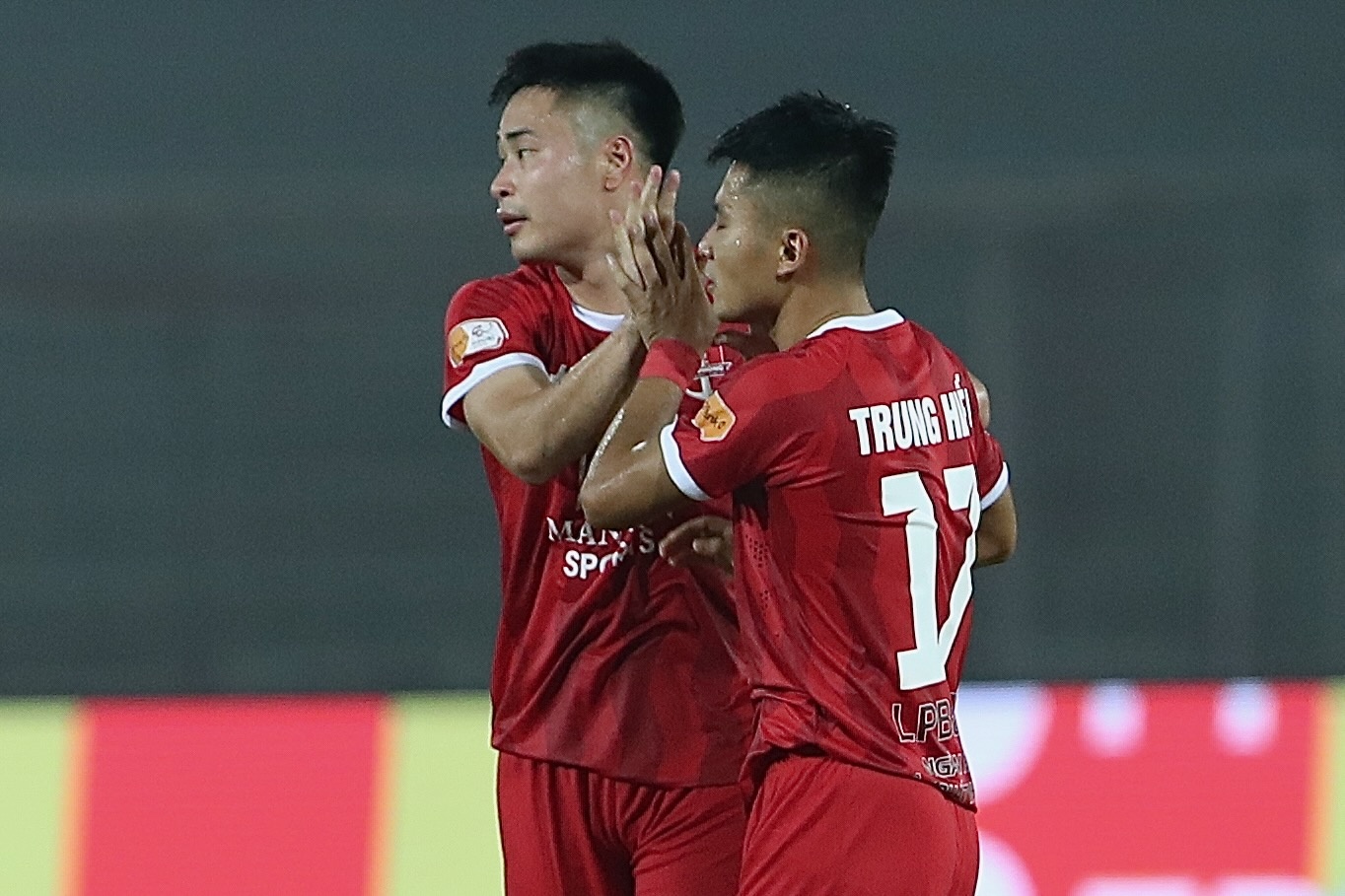 Vi sao 'nha cai' duoc phep hien dien o V.League? hinh anh