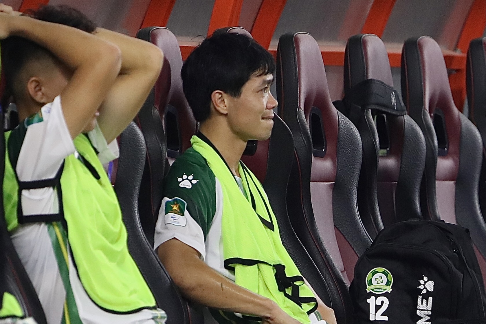 Cong Phuong bat luc trong ngay chao san Hang Nhat hinh anh