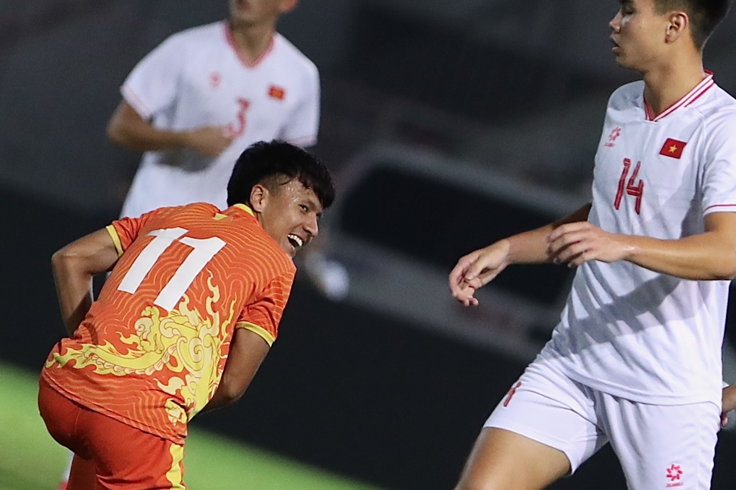 Cau thu Bhutan bi xo nga van ngoanh lai cuoi voi U20 Viet Nam hinh anh