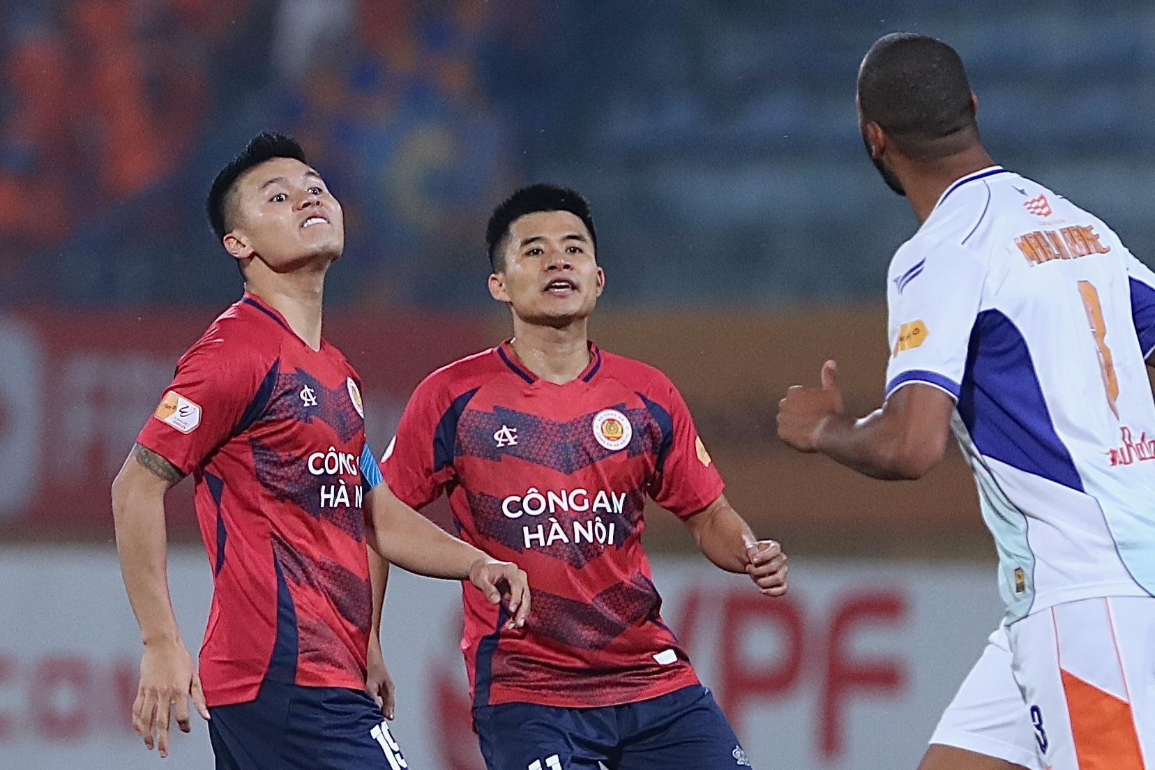 Quang Hai thach thuc ngoai binh Brazil hinh anh