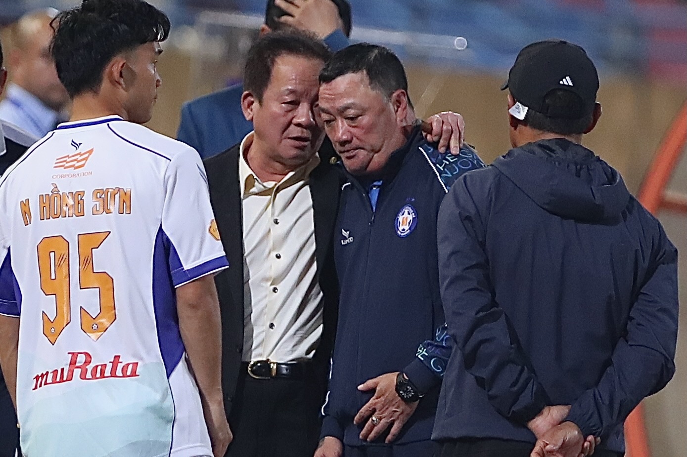 Bau Hien an ui ban huan luyen CLB Da Nang hinh anh