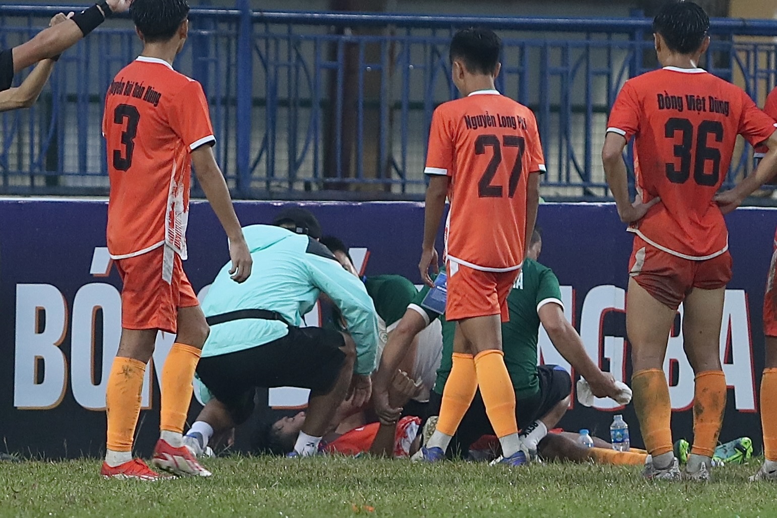 Cau thu bi ngung tim o giai hang Ba Quoc gia hinh anh