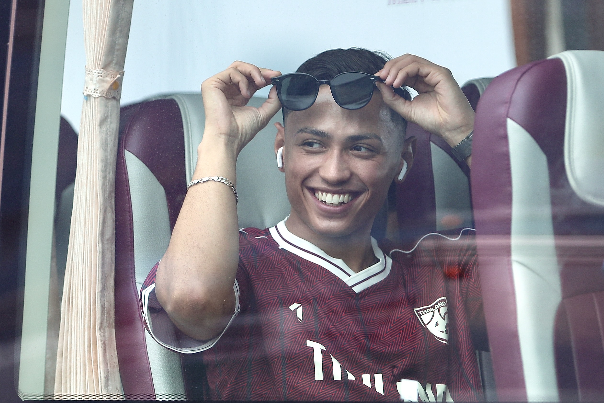 Tuyen Thai Lan cuoi dua sang khoai khi den Ha Noi hinh anh