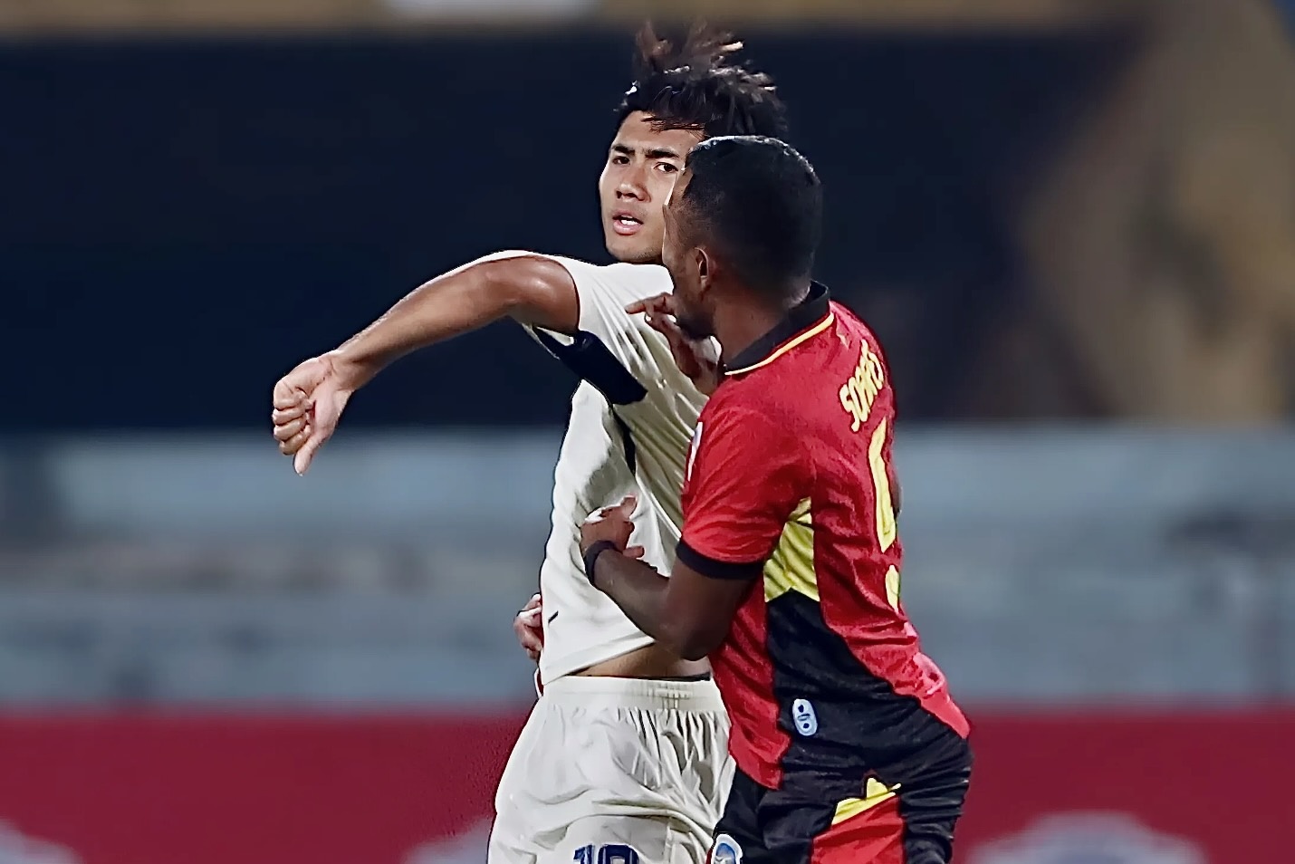 Ngoi sao tuyen Thai Lan kho chiu voi doi thu hinh anh