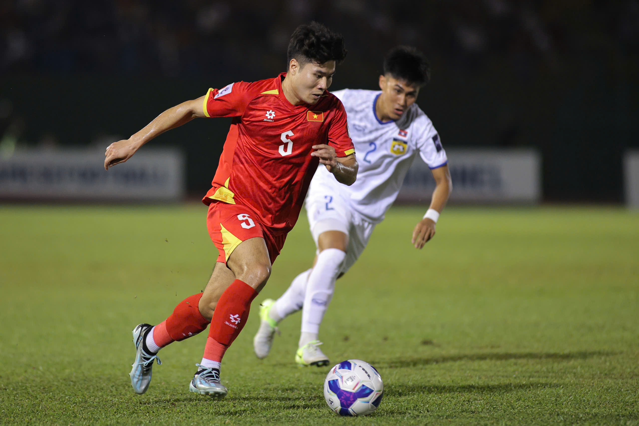 Cu but toc hon 50 m cua Tien Anh hinh anh