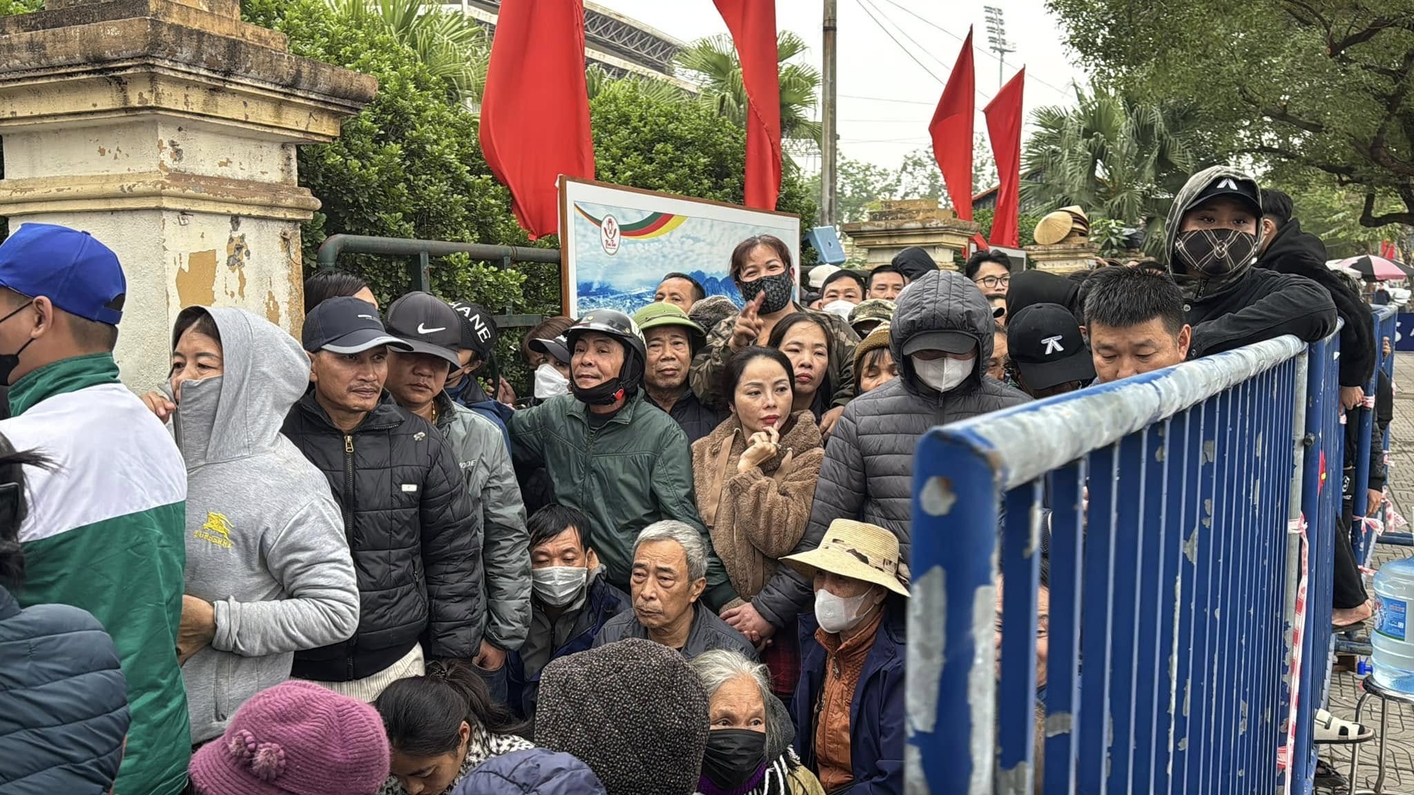 Sot ve tran tuyen Viet Nam - Indonesia hinh anh