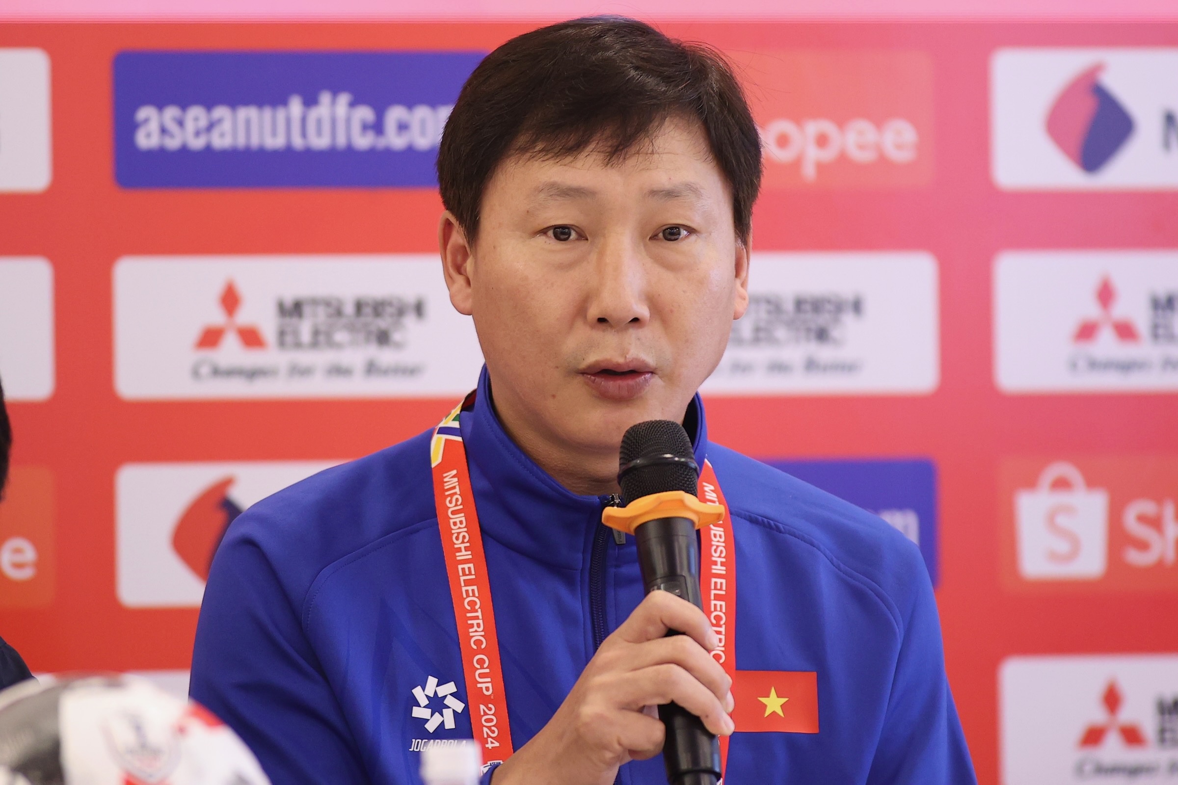 HLV Kim: 'Toi se gat di tinh cam ca nhan voi ong Shin' hinh anh