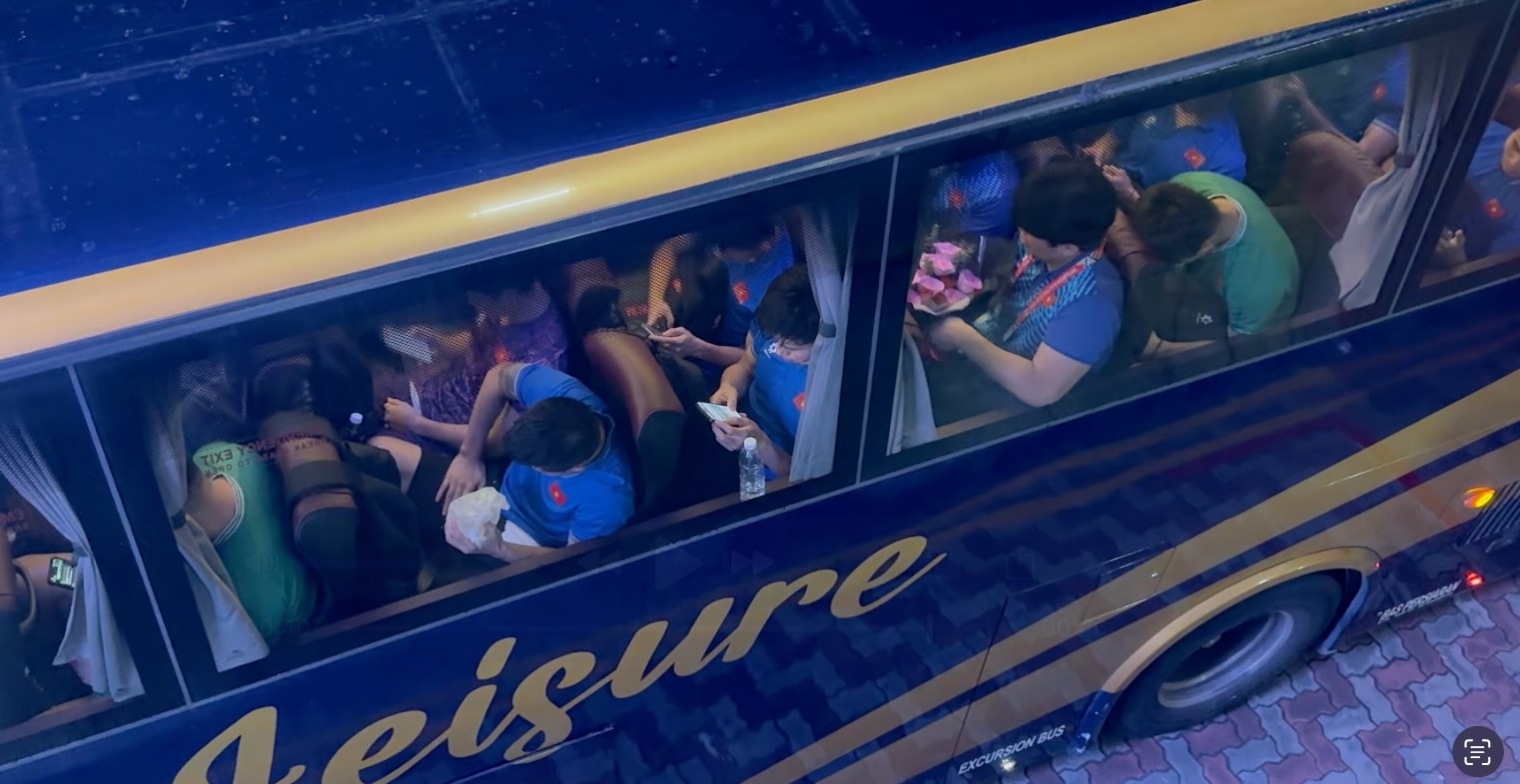 CDV cho tuyen Viet Nam tap xong de tang hoa hinh anh