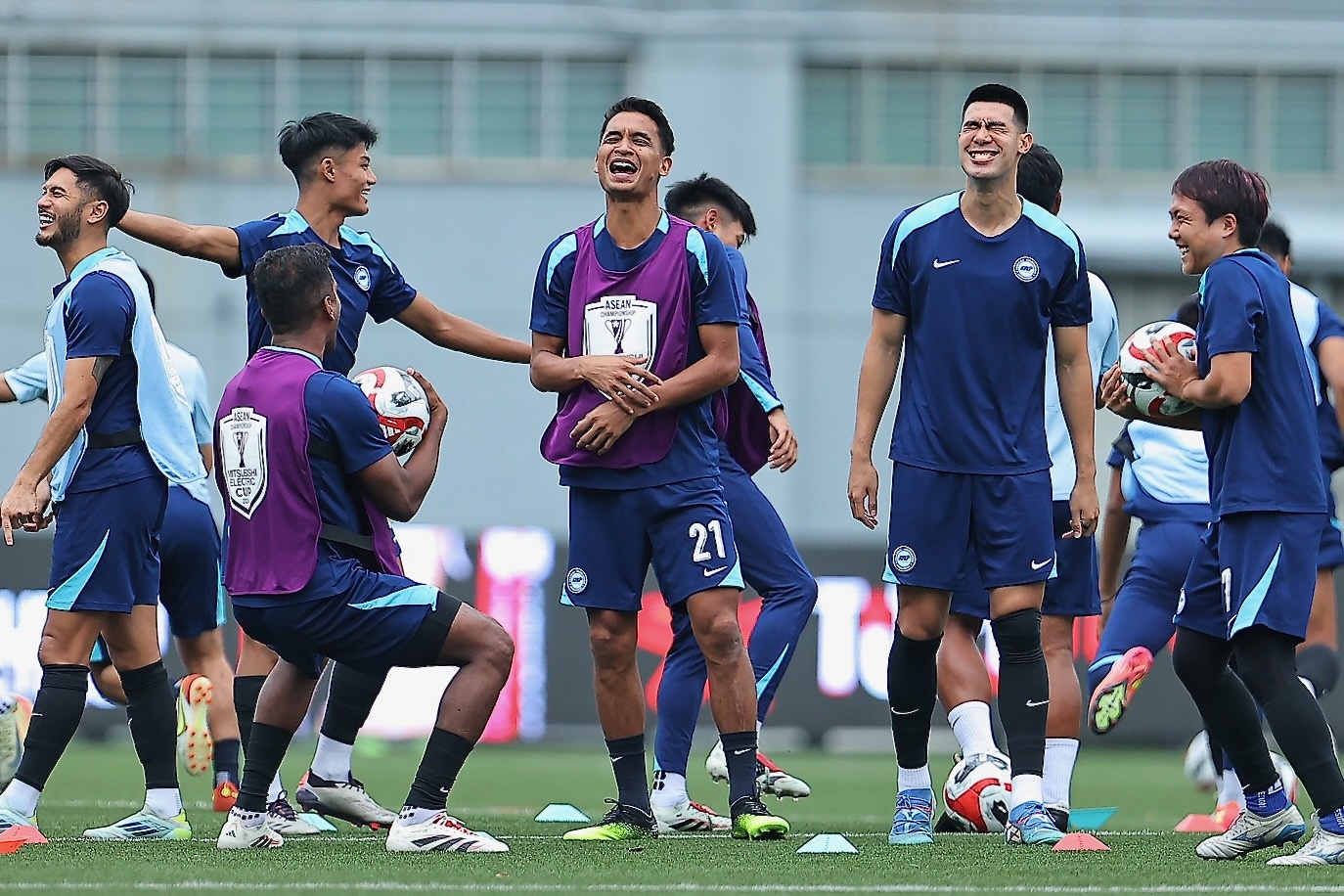 Tuyen Singapore cuoi dua sang khoai truoc tran gap Viet Nam hinh anh