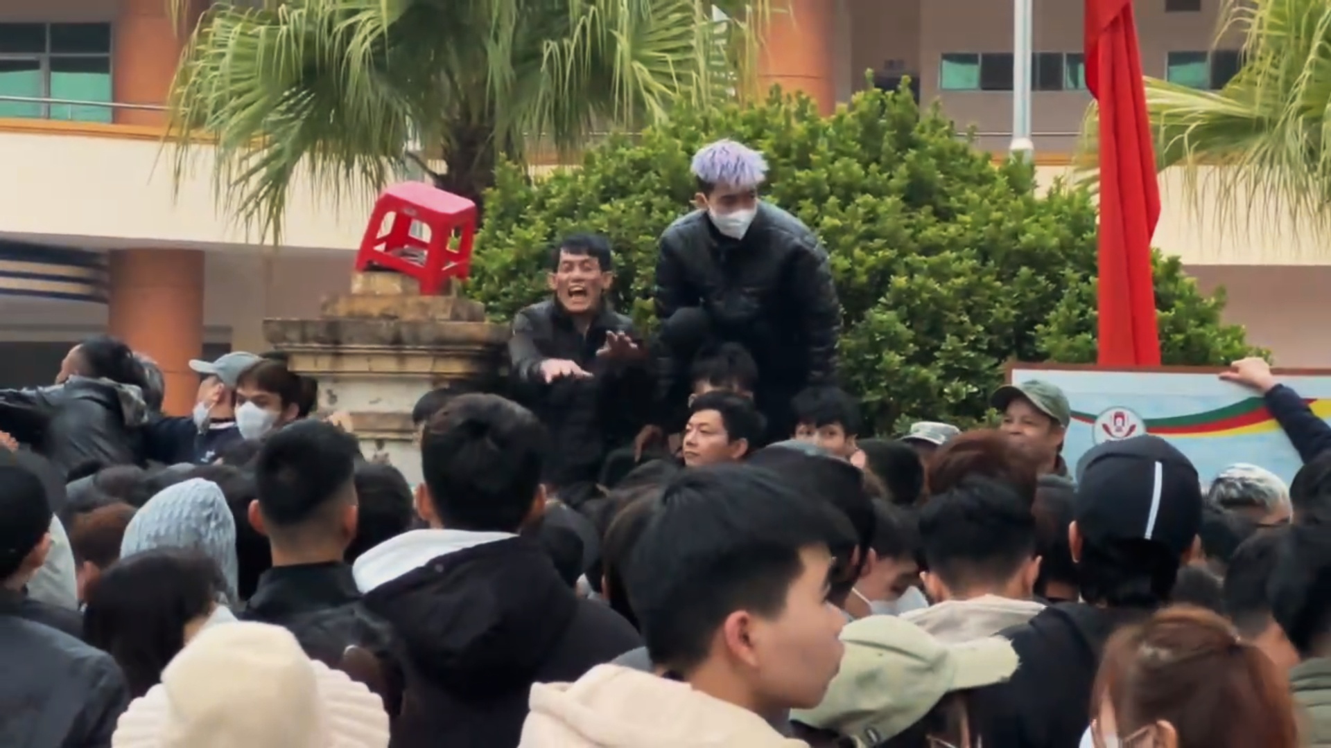 Dam dong chen chuc, treo rao mua ve ban ket san Viet Tri hinh anh