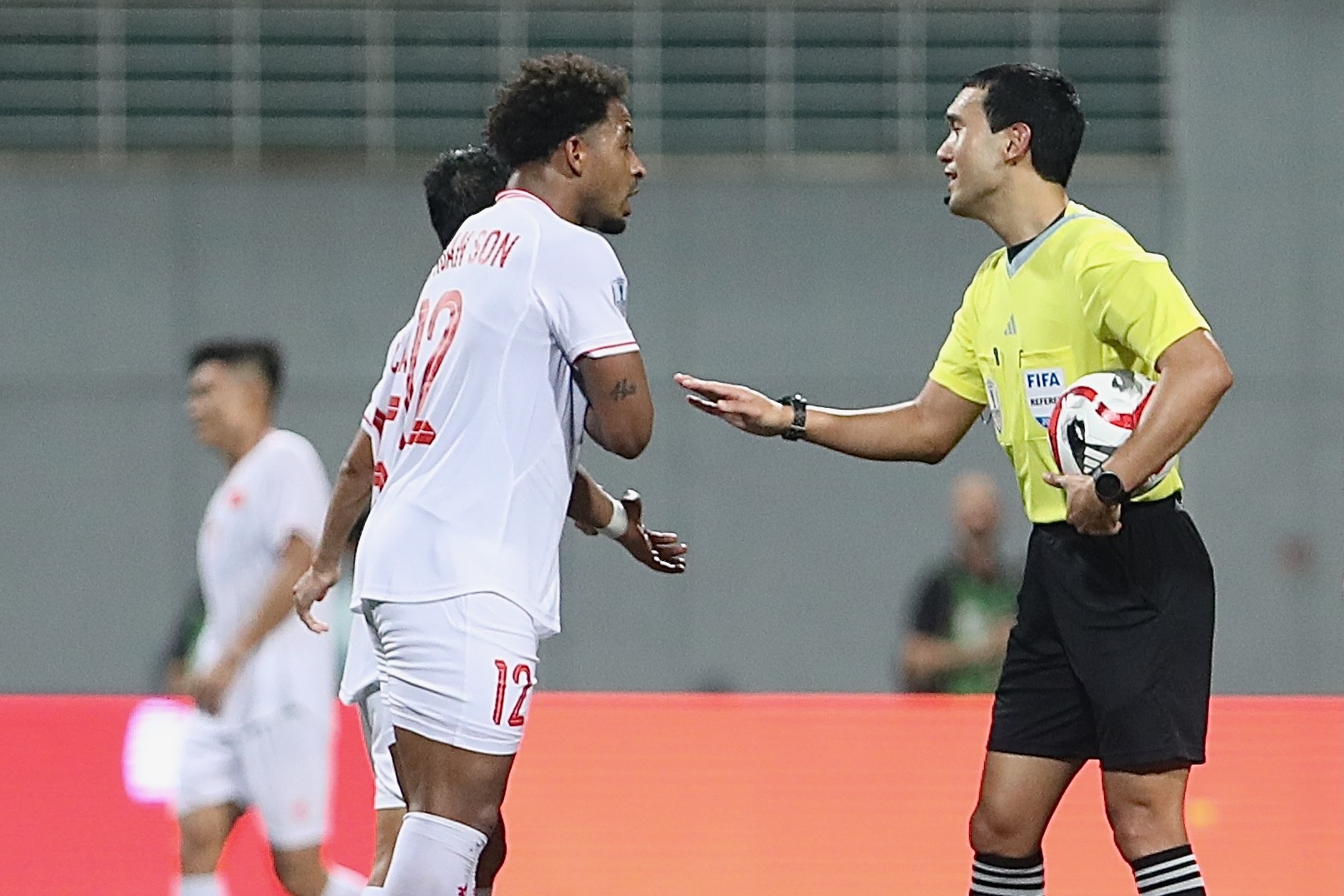 Xuan Son tim gap trong tai sau tran thang Singapore hinh anh