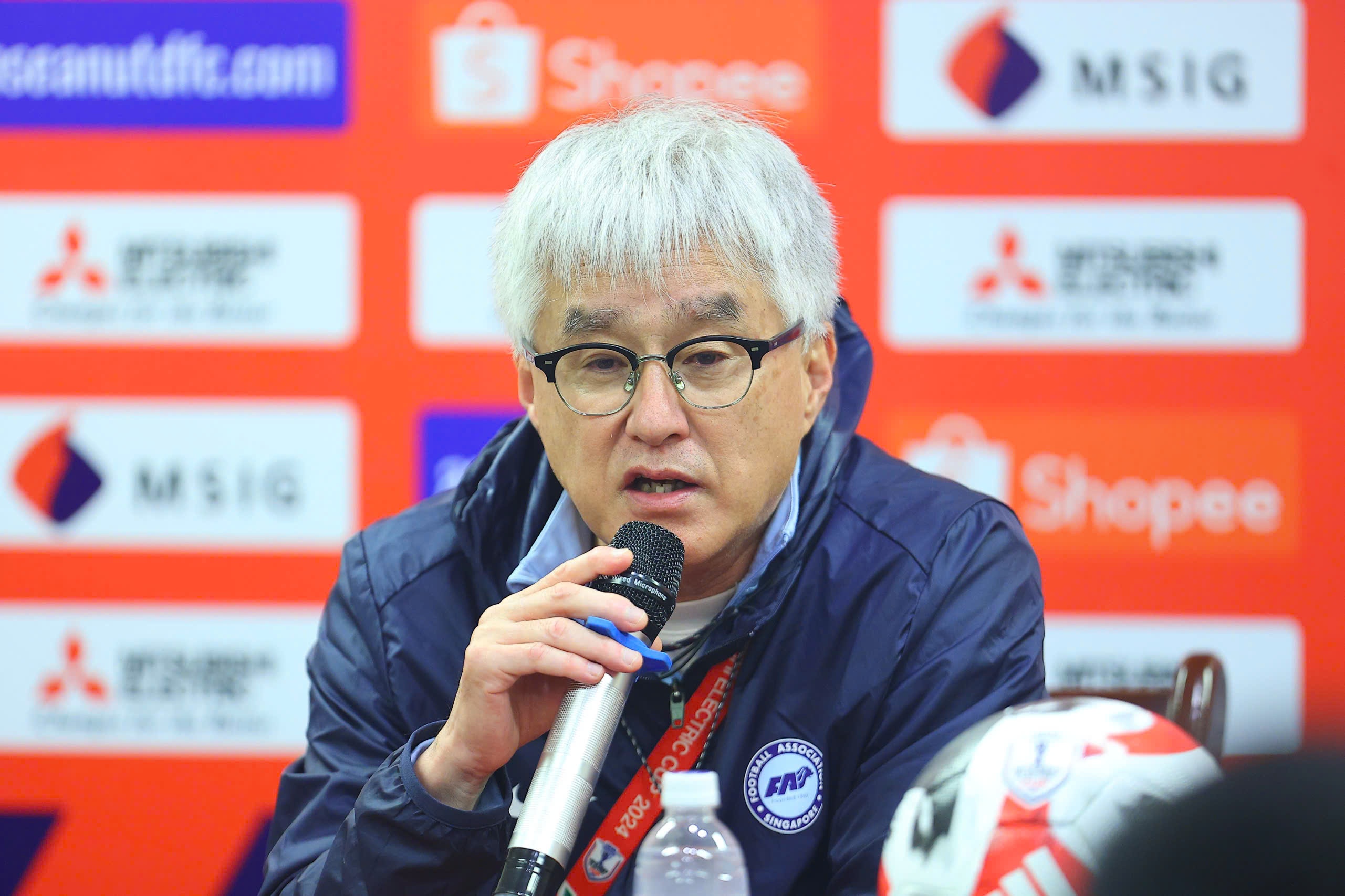 HLV doi Singapore: 'Xin chan thanh chuc mung tuyen Viet Nam' hinh anh