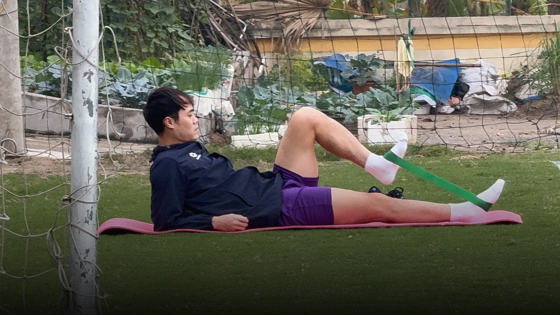 Van Toan chay dua voi chan thuong de kip da chung ket hinh anh