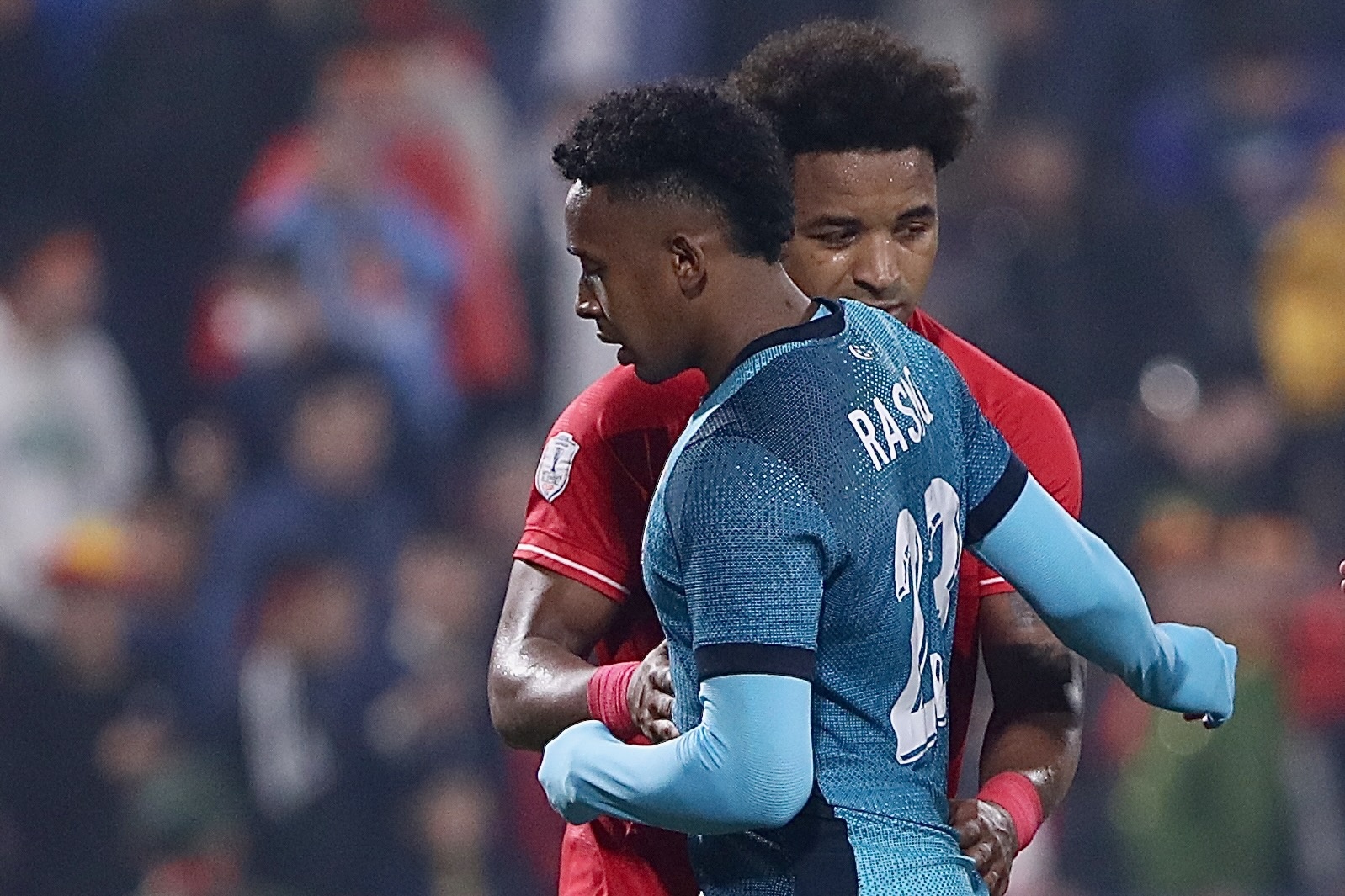 Xuan Son, Tien Linh an ui cau thu Singapore hinh anh