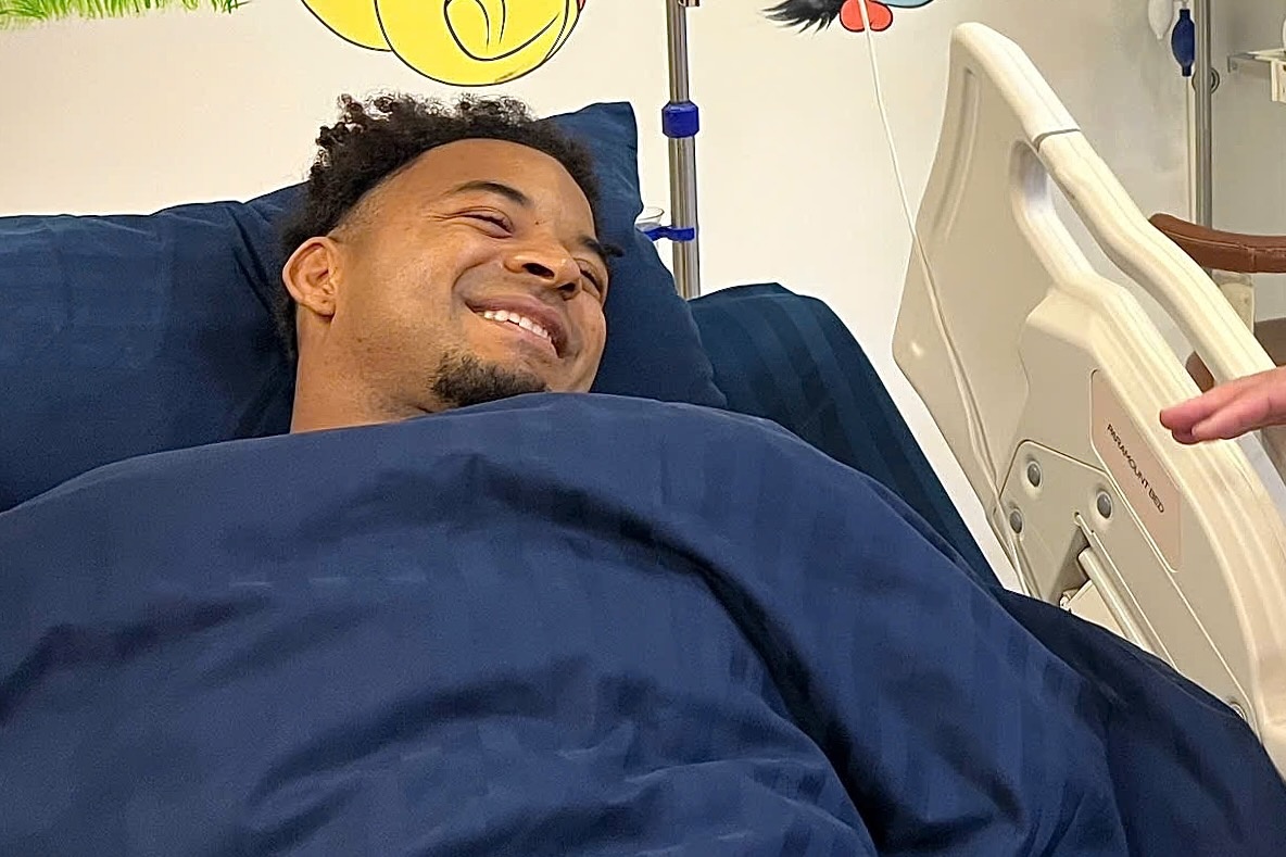 Xuan Son them pho va banh chuoi sau khi phau thuat hinh anh