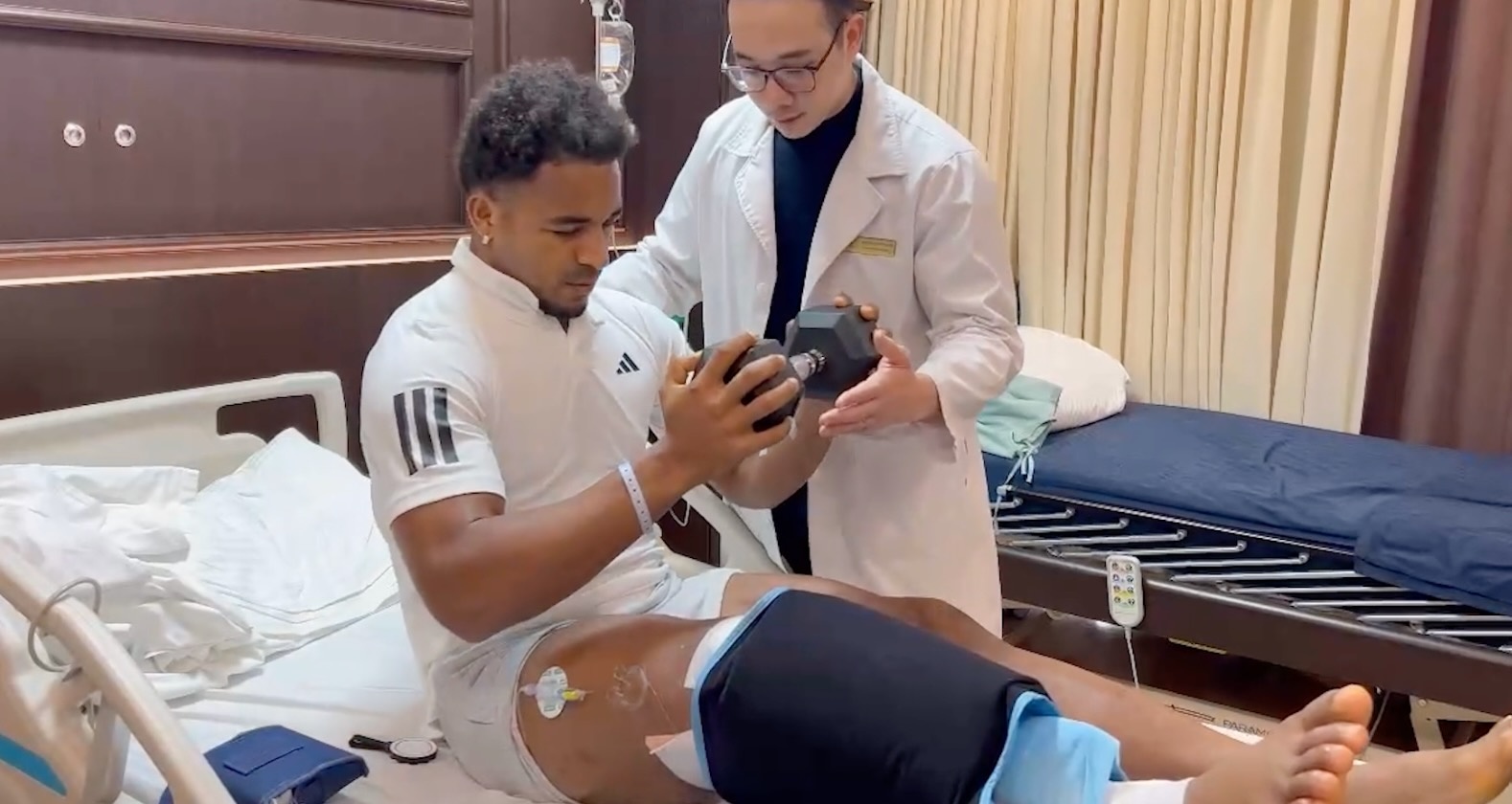 Bai tap dau tien cua Xuan Son sau phau thuat hinh anh