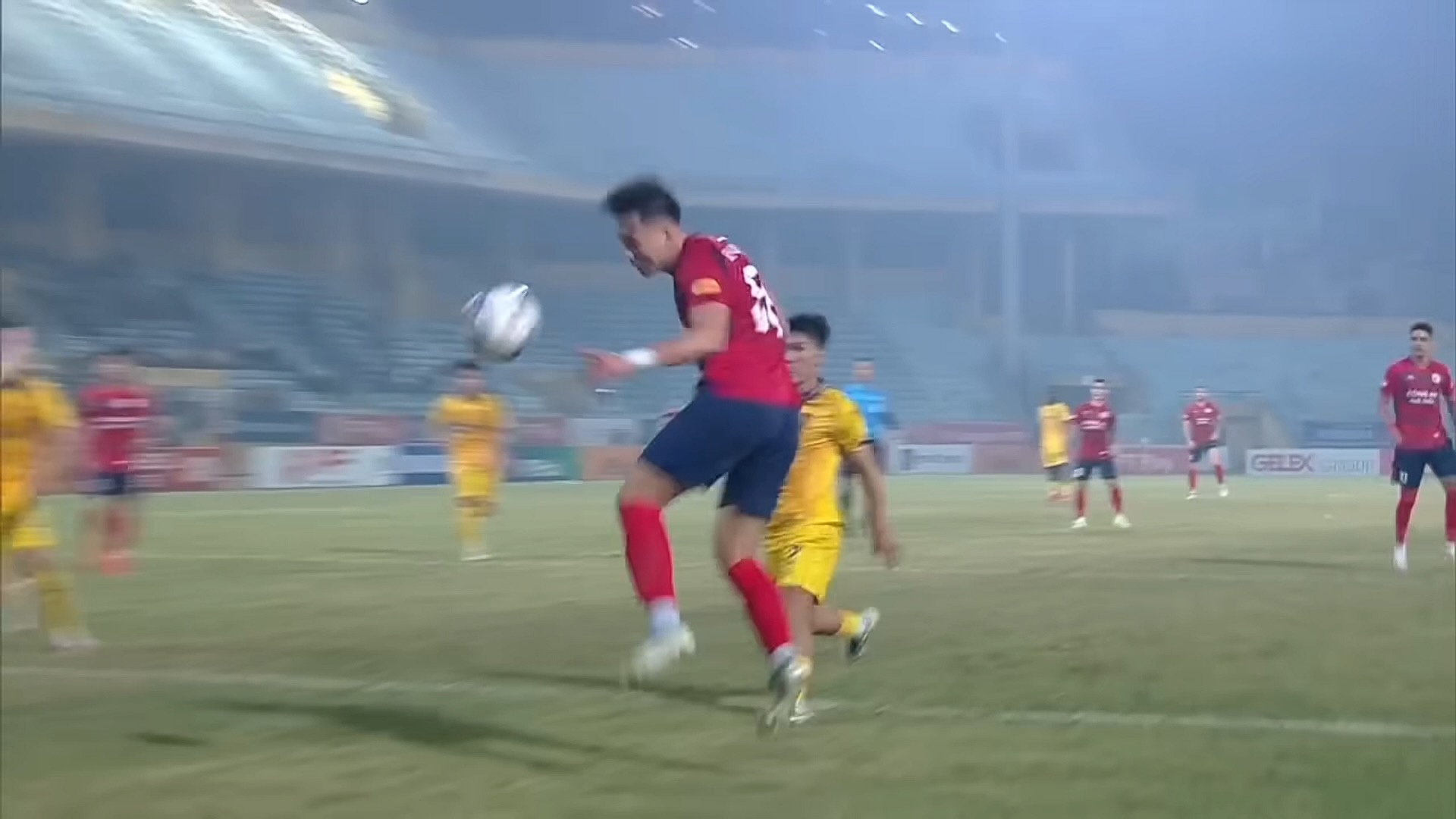 Bui Hoang Viet Anh bo lo co hoi o khoang cach 1 m hinh anh