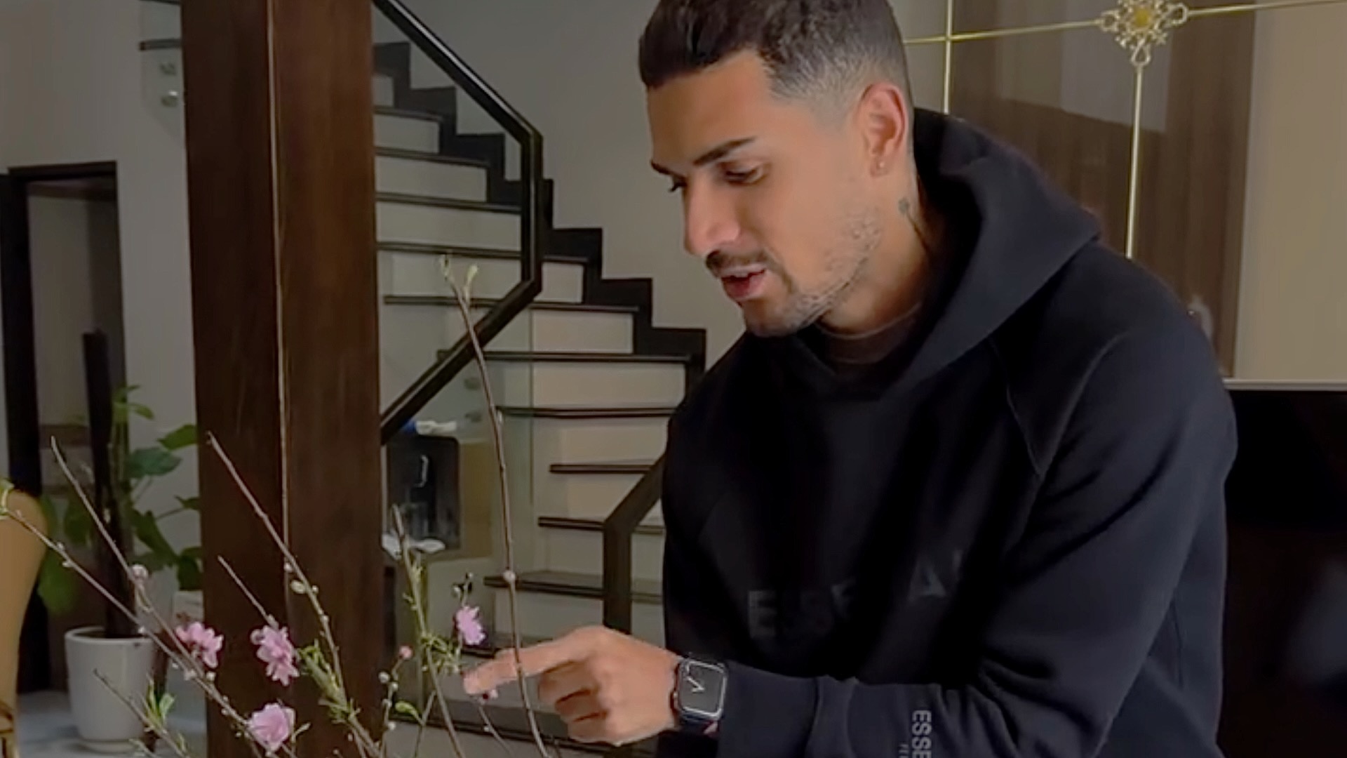 Hendrio khoe mua dao, quat bang tieng Viet hinh anh