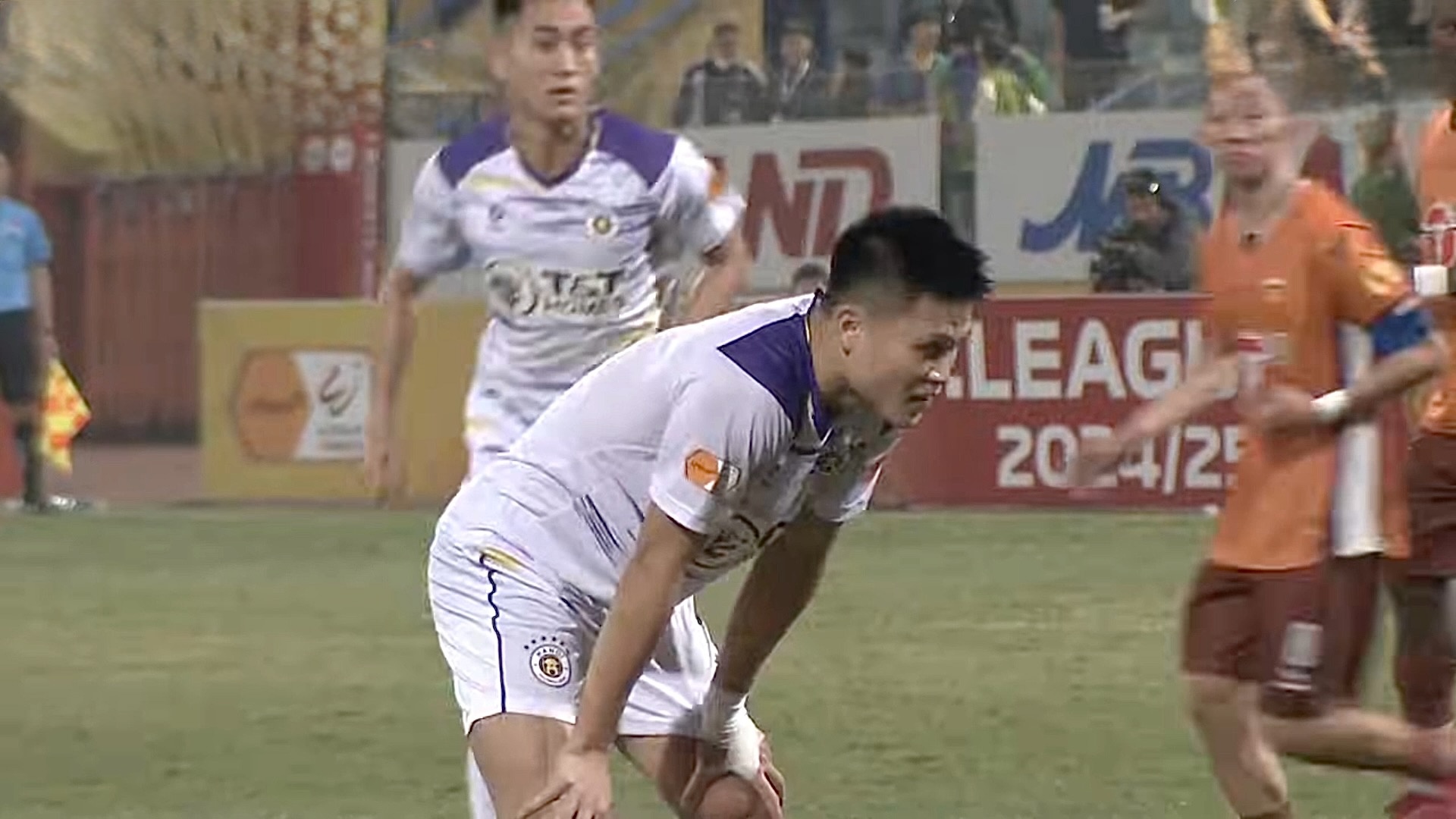 Tuan Hai da hong penalty khien Ha Noi thua HAGL hinh anh