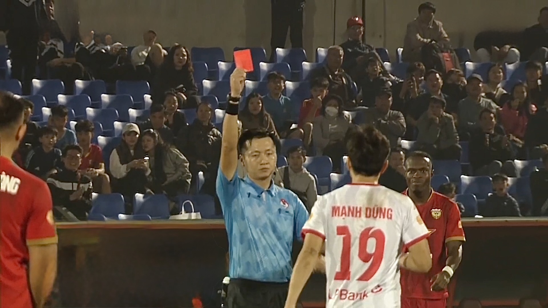 Cau thu Hai Phong nhan the do sau pha danh nguoi hinh anh