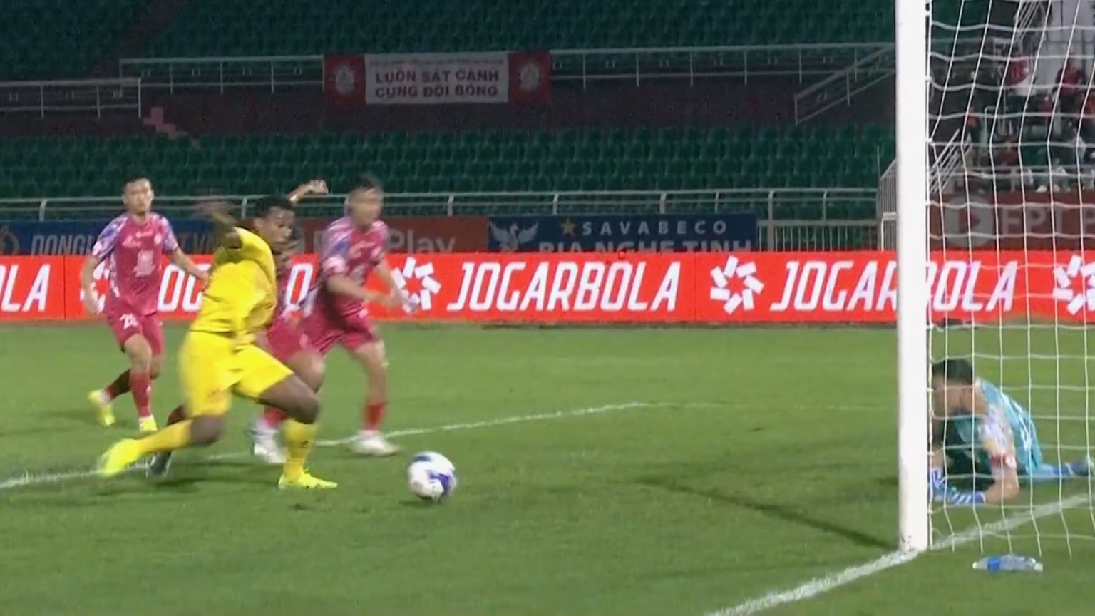 Ngoai binh CLB Thanh Hoa bo lo o cu ly 1 m hinh anh