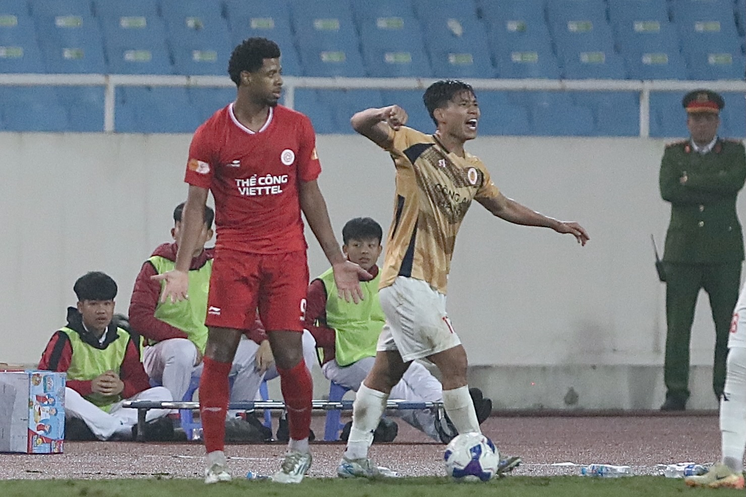 Van Thanh buc xuc khi linh cui cho cua doi phuong hinh anh