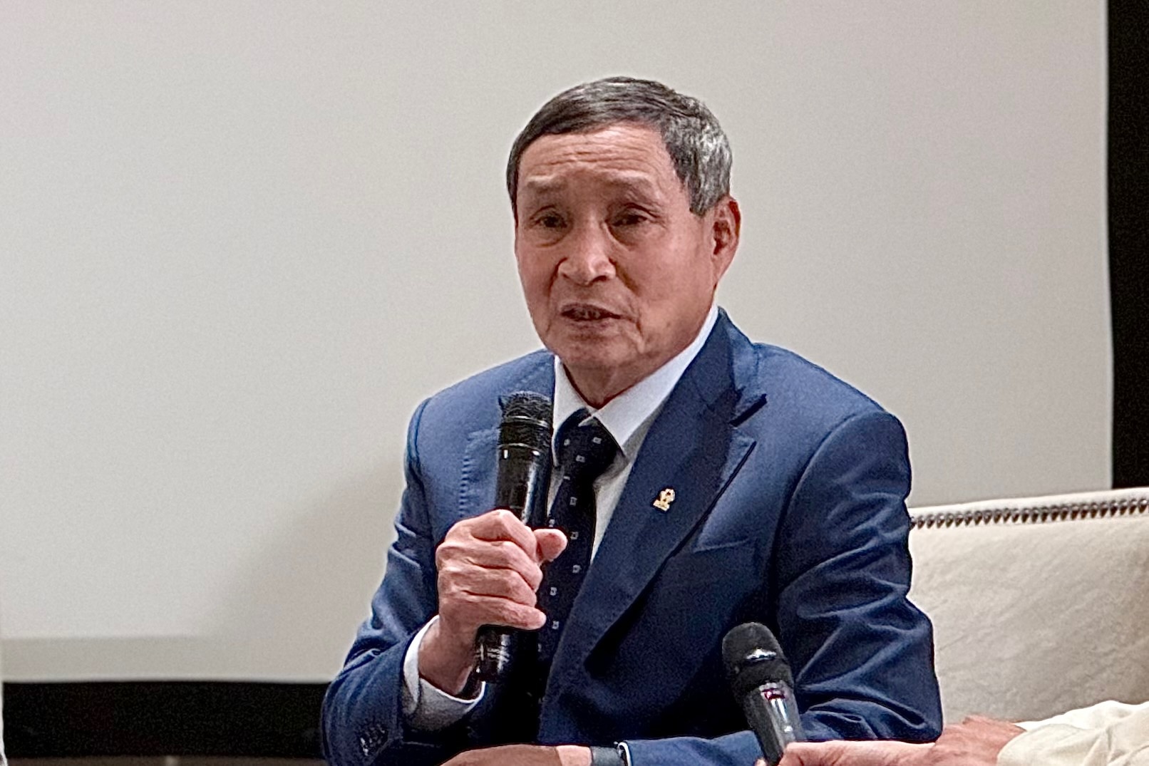 HLV Mai Duc Chung: 'Toi tro lai khong vi tien hay dia vi' hinh anh