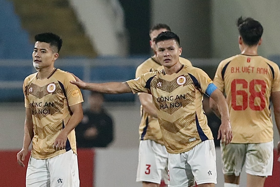 Quang Hai an ui dong doi hinh anh