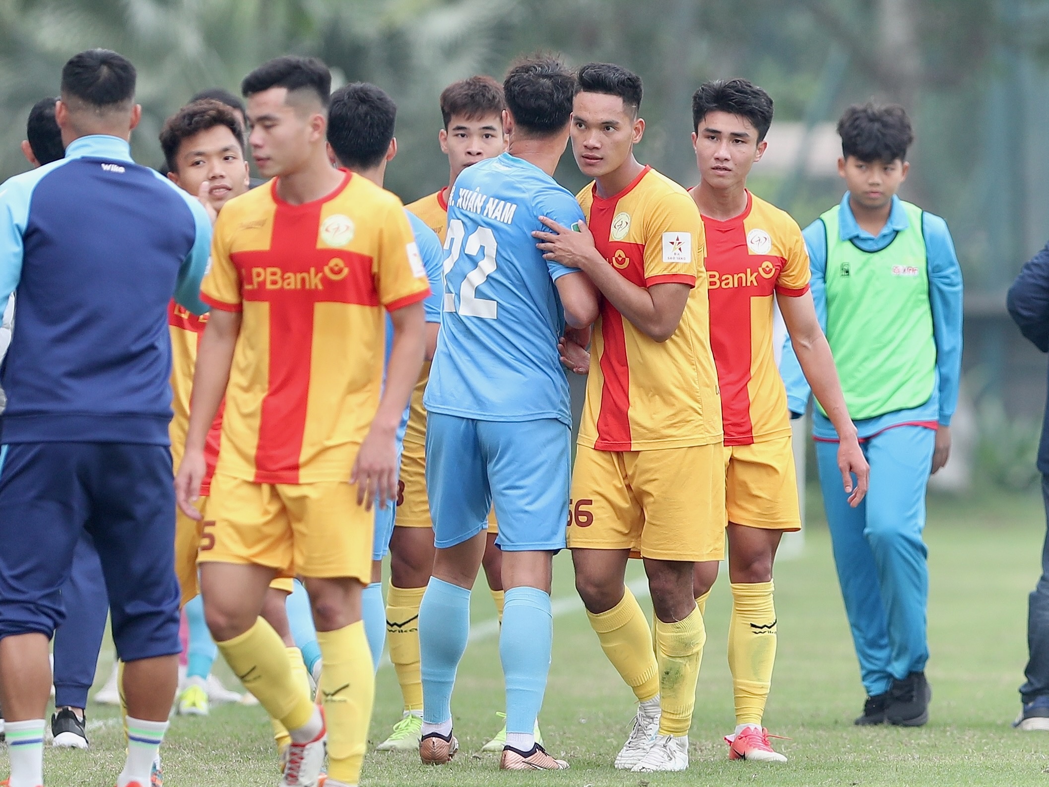 cau thu danh nhau anh 9