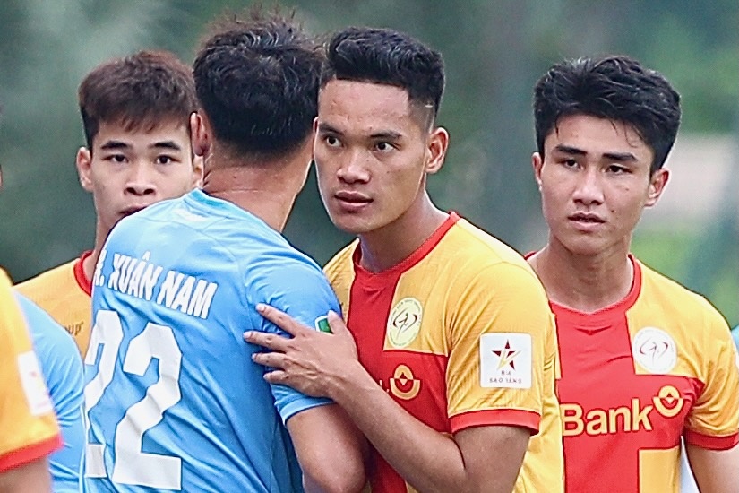 Man tai dau cua hai cau thu danh nhau o hang Nhat hinh anh