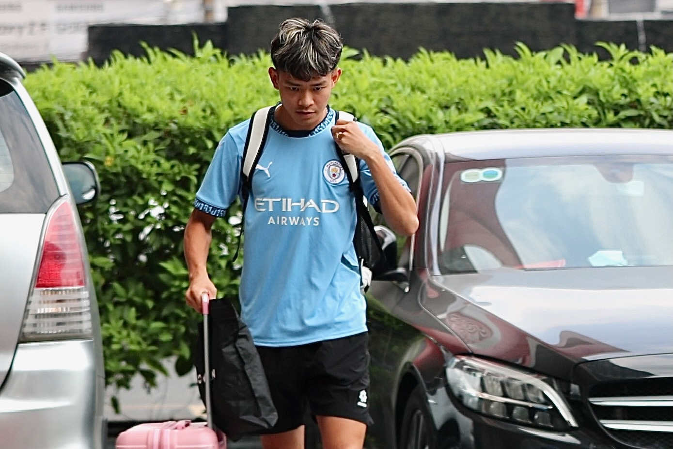 Tuyen thu Viet Nam mac ao Man City di hoi quan hinh anh