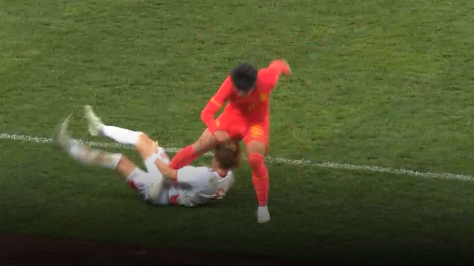 Cau thu Trung Quoc co tinh dap Viktor Le hinh anh