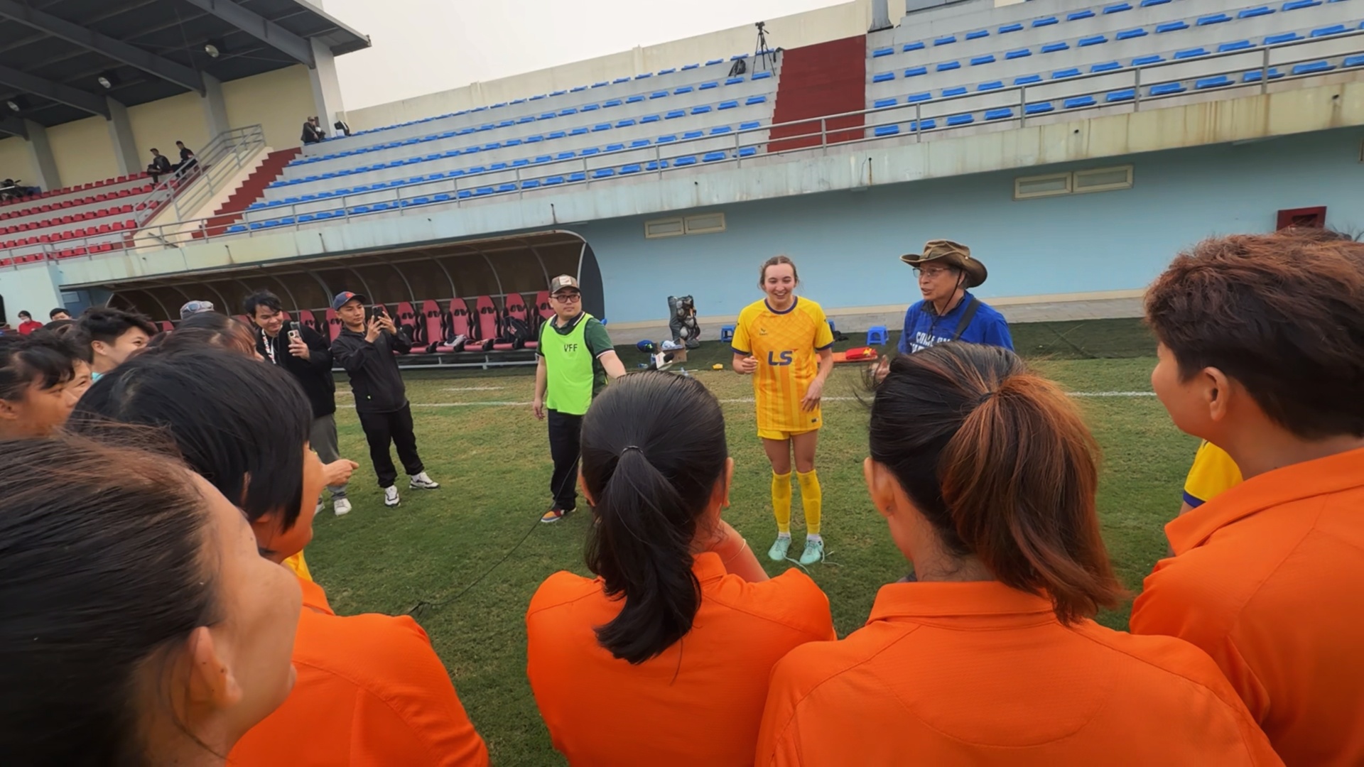 CLB nu TP.HCM xep hang chao cau thu Viet kieu hinh anh