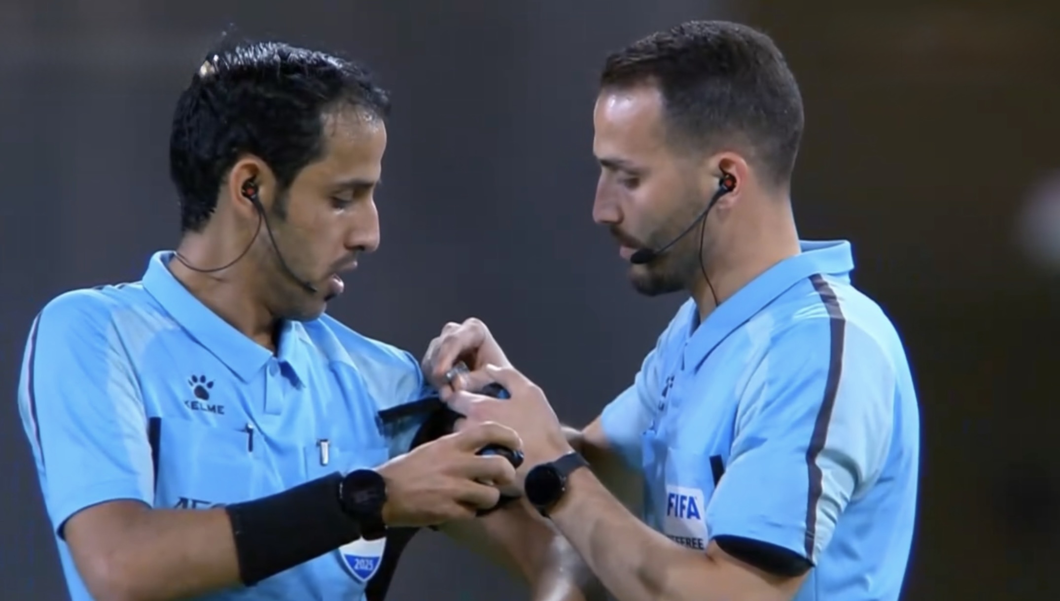 Trong tai tran U17 Viet Nam - UAE gap su co hy huu hinh anh