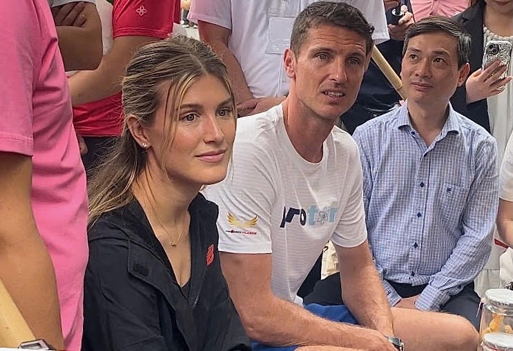 My nhan pickleball den Ha Noi uong tra da, an pho cuon hinh anh