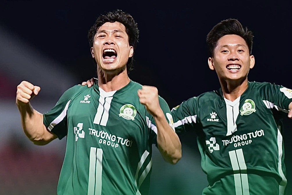 Cong Phuong tang qua gia 26 trieu dong cho Van Toan hinh anh