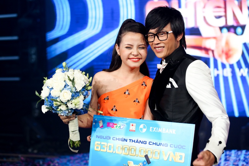 Giay phut dang quang cua co sinh vien am giai 600 trieu dong hinh anh