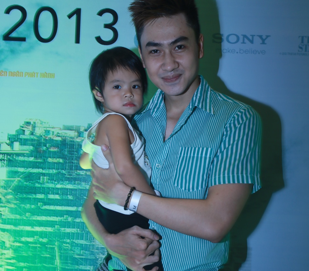 Tung Lam dua con nuoi di xem phim sau 'bao scandal' hinh anh