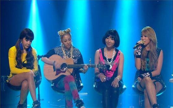 Dara choi guitar, 2NE1 hat Acoustic 'me hoac' fan hinh anh