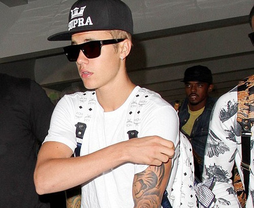 Justin Bieber lai bi tan cong o hop dem hinh anh