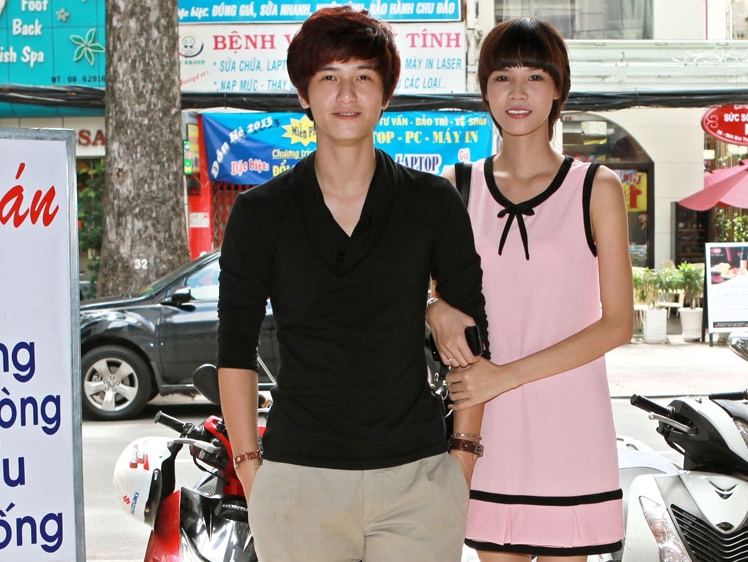 Huynh Anh cung nguoi yeu 9x den mung Quach Thanh Danh hinh anh