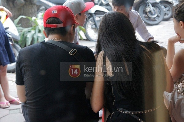 Andrea va Yanbi tiep tuc cong khai cung nhau den gap ban hinh anh