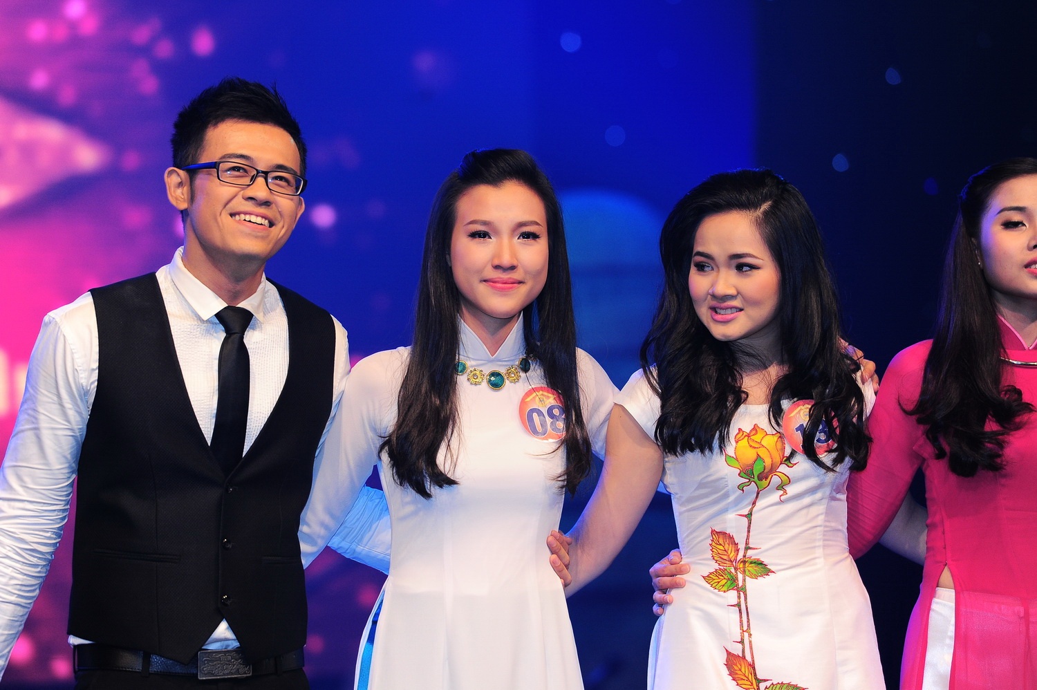 Hot girl 'Nguoi dan chuong trinh' suyt bi loai hinh anh