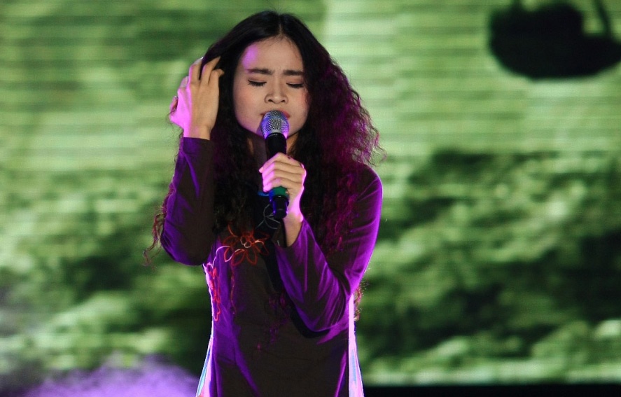 Dong Lan gay xuc dong khi hat ve me hinh anh