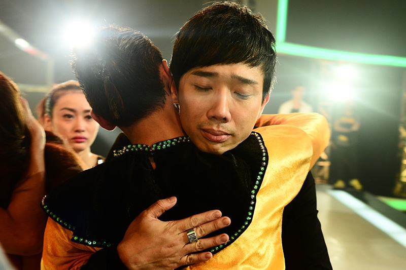 Ong bo ba con roi san choi 'Thu thach cung buoc nhay' hinh anh